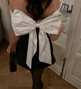 Elegante vestido de fiesta de satén negro sin tirantes, corte A y lazo Y8508